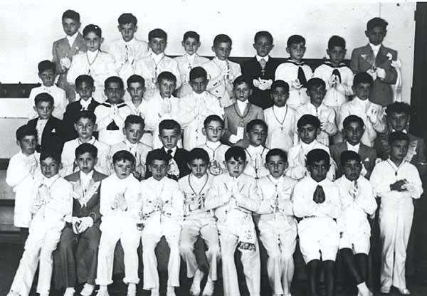 m_1949-1950_1a comunion.jpg - Marianistas/Casa Riera/Alfonso XIII - TANGER / MARRUECOSAño : 1950. 1ª Comunion Foto enviada por Ricardo Bustos  Lógicamente he olvidado los nombre de la mayoria, pero algunos si los recuerdo. De izq. a der. y de arriba a abajo.  1ª fila, 5 Iglesias, 6 Freiro, 7 Peña 3ª fila, 3 erice, 4 Lucena, 5 Bustos 4ª fila, Noli Ventaja Si alguno de los que aparecen y no los he nombrado se reconoce que nos contacte para añadir su nombre. 